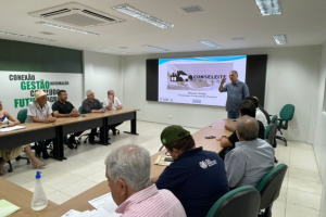 Representantes da Faec, Sindlaticínios, Movleite e IFCE debatem a implantação do Conseleite cearense.