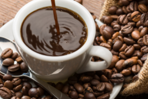 Grãos de café torrados representando a expansão do consumo global da bebida.