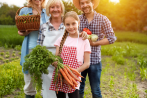 Agricultor segurando colheita fresca em meio a uma plantação, representando a modernização do agronegócio.