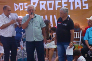 Profetas da Chuva reunidos em evento sertanejo.