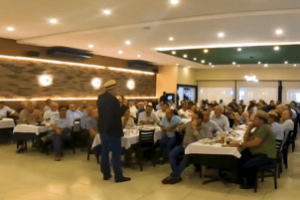 Aldo Rebelo discursando no EPROCE ao lado de produtores rurais do Ceará