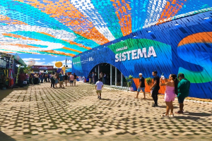 Produtores sendo atendidos por técnicos do Sistema S na Expocrato 2025