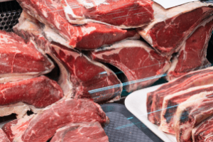 corte de carne bovina brasileira com bandeira do Japão ao fundo