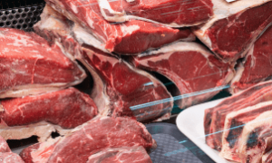 Frigoríficos brasileiros reavaliam estratégias de exportação após nova tarifa imposta pelos EUA