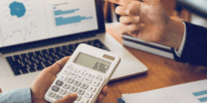 Se sua gestão financeira apresenta esses sinais, você precisa de um especialista urgentemente