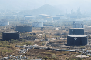 A reforma da lei do petróleo busca atrair novos investimentos e reduzir barreiras operacionais na PDVSA.