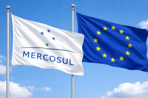  Bandeiras do Mercosul e da União Europeia representando a formalização do novo acordo comercial com cotas agrícolas e salvaguardas.