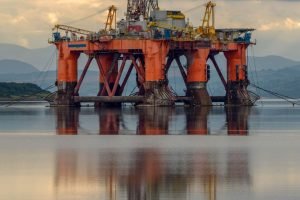 Petróleo atinge US$ 98 com duplo bloqueio no Golfo — fertilizantes em risco máximo