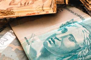Microempreendedor assinando contrato de serviço público.