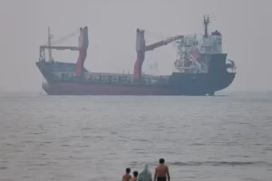 Guerra EUA-Irã no 9º dia: petroleiros explodem em Ormuz e Brent passa de US$ 90