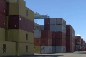 Contêineres no Porto do Pecém simbolizando o crescimento das exportações do Ceará em 2024