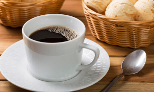 As condições climáticas e a valorização do dólar estão elevando o preço do café no Brasil em 2025. Entenda os impactos para produtores e consumidores!