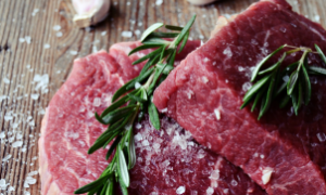 A oferta de carne bovina no Brasil deve cair, impactando os preços.