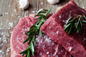Vitrine de açougue exibindo cortes de carne bovina prontos para venda.