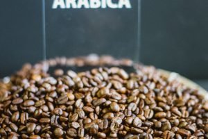 Café arábica recua com previsão de safra recorde — Conab projeta até 66,2 milhões de sacas