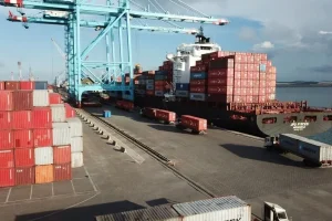 contêineres com produtos do agro cearense parados no porto
