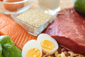 Bandeira do Brasil sobre carne simbolizando exportação de proteínas brasileiras