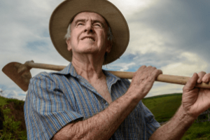 Produtor rural protegido por seguro rural contra perdas climáticas