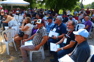 Produtores aprendendo sobre tecnologias no campo durante evento da UFC