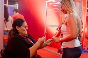 Pessoas com deficiência e mobilidade reduzida circulam com facilidade pelos espaços acessíveis da Feira do Empreendedor e do Siará Tech Summit 2025 em Fortaleza.