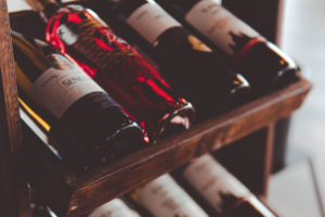 Garrafas de vinhos brasileiros premiados no Vinalies 2025, representando a qualidade e reconhecimento do setor.