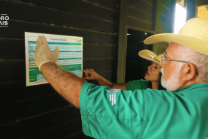 Profissional acompanha diagnóstico, vacinação e manejo sanitário em propriedade rural no Ceará.