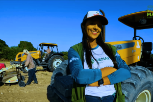 Equipamento versátil utilizado por pequenos produtores em diversas atividades agrícolas.