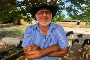 Seu Moura combina moringa, criação animal e agroindústria em Horizonte, no Ceará, em um modelo que garante produção o ano todo
