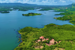 O arrombamento do açude de Orós em 1960 destruiu cidades inteiras no Vale do Jaguaribe e afetou cerca de 170 mil pessoas na região do Médio e Baixo Jaguaribe, Ceará.