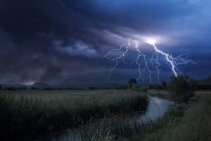 Chuvas com Raios Marcam Regiões do Brasil, Enquanto Sol Brilha no Sul e Sudeste